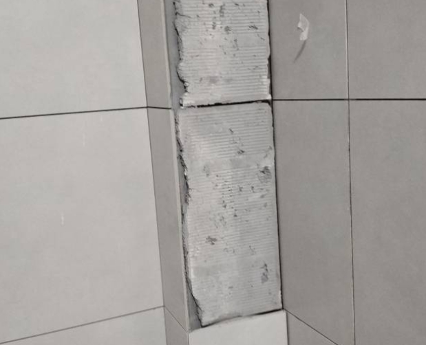 东昌瓷砖空鼓维修公司分享下瓷砖施工前基层浇水润湿程度不足，可能导致以下问题